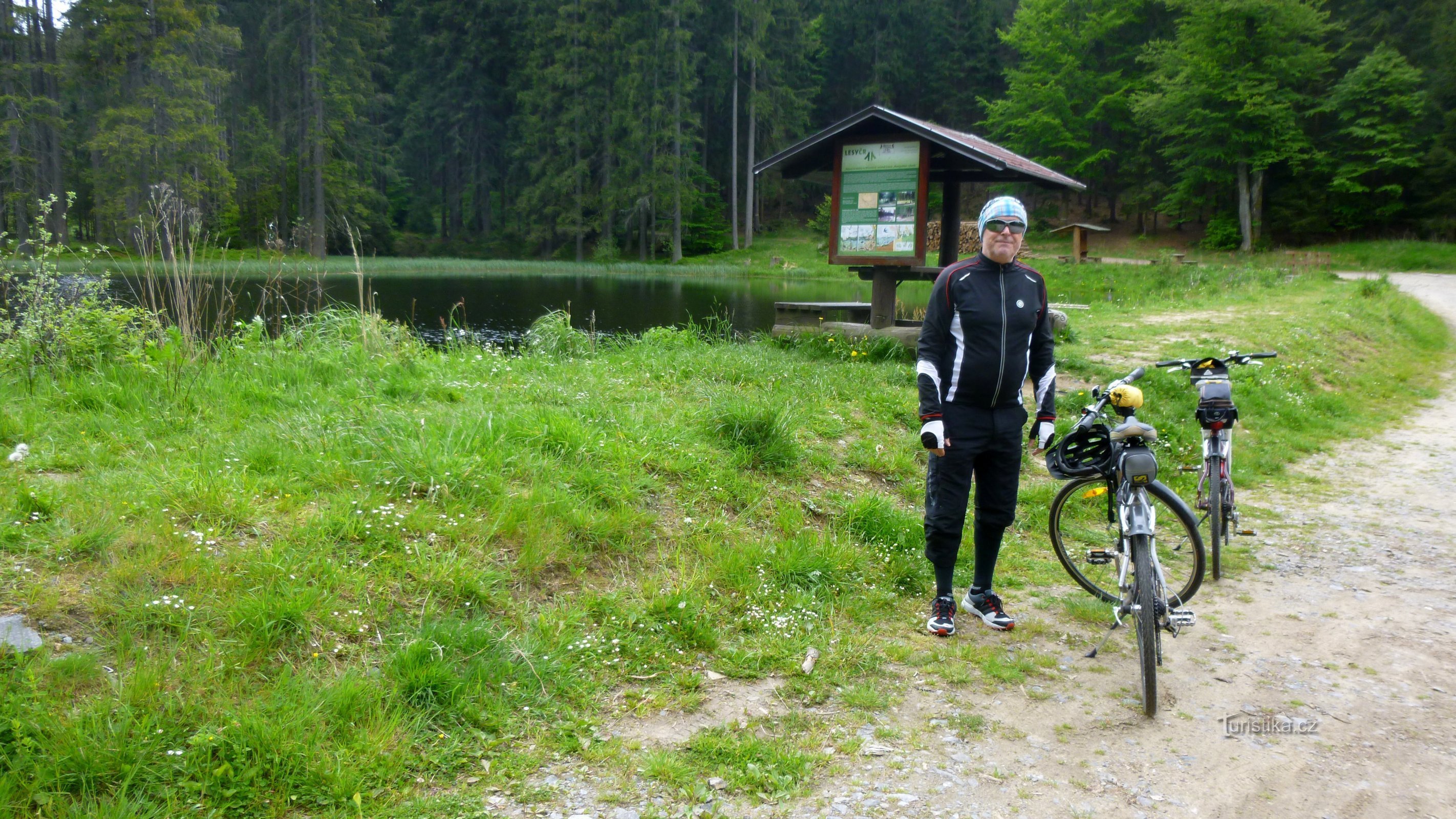 Rumpoltův rybník. Od rybníka vede červená turist. značka na Devět skal.