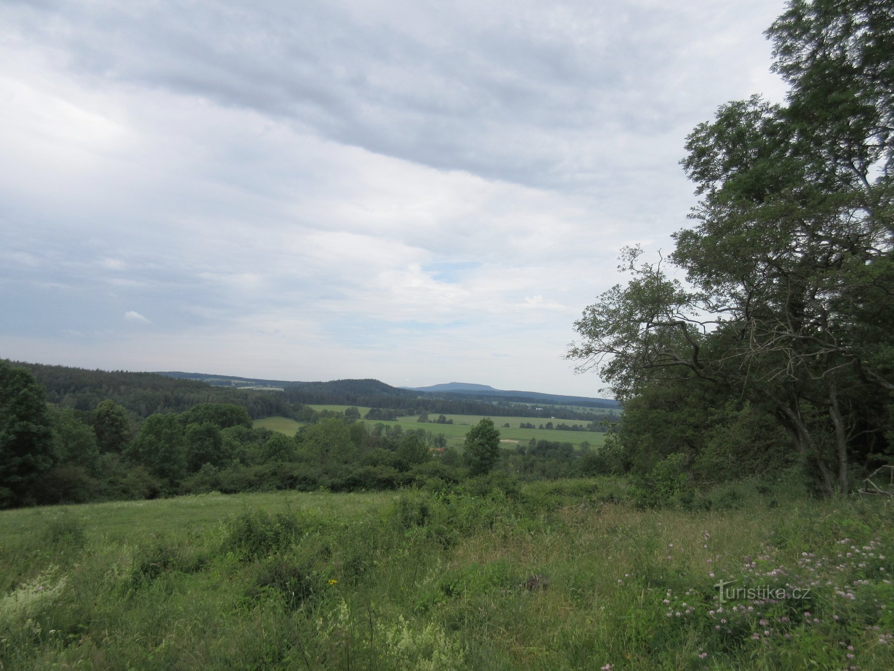 Růžová - il villaggio e la torre di osservazione Růženka su Pastevní vrch