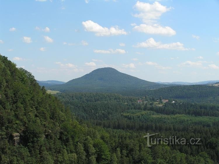 Růžovský vrch: Růžovský vrch con Mezna visto desde el rastro de Gabriela