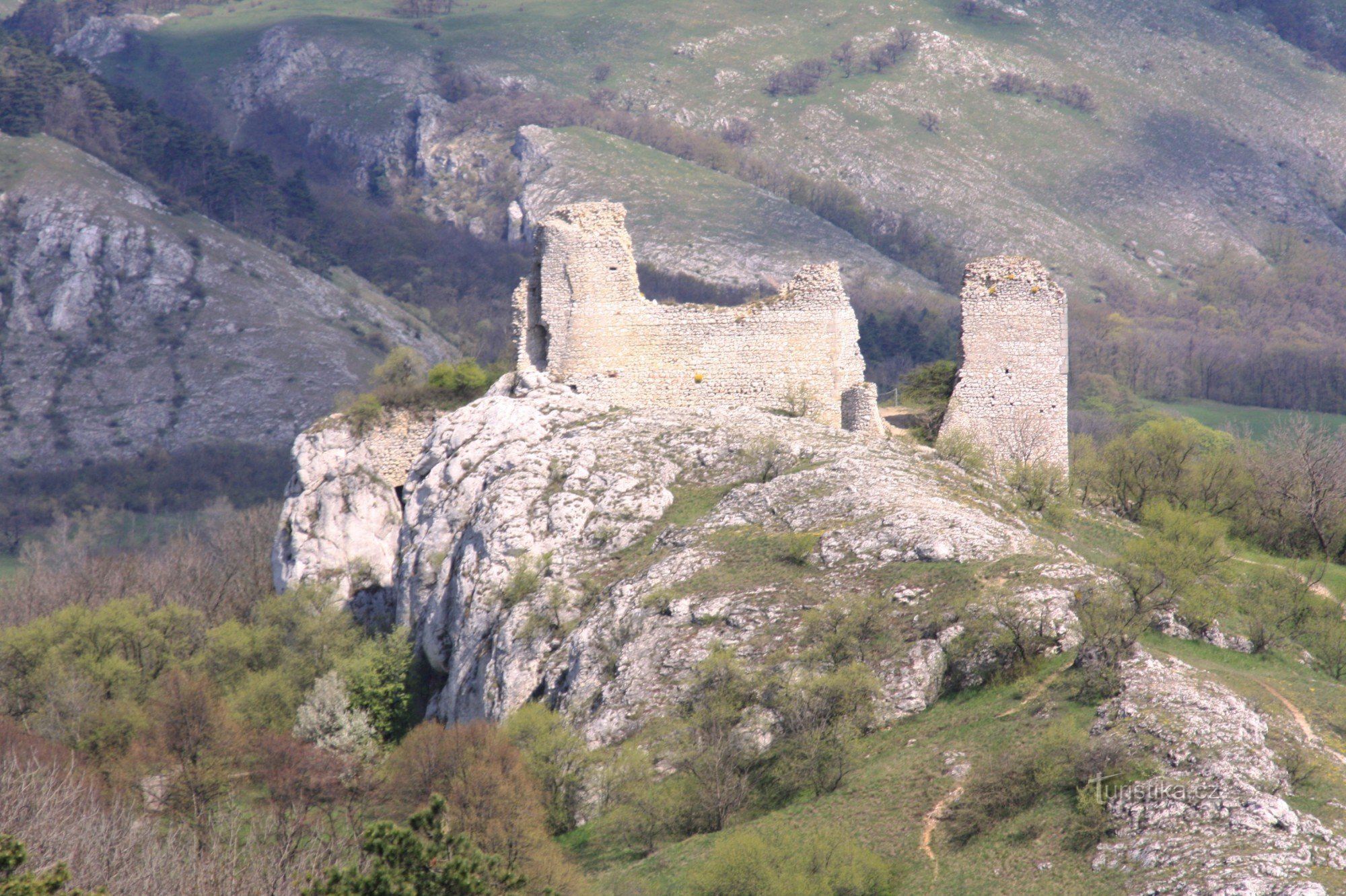 Colline rose avec le château de l'orphelin