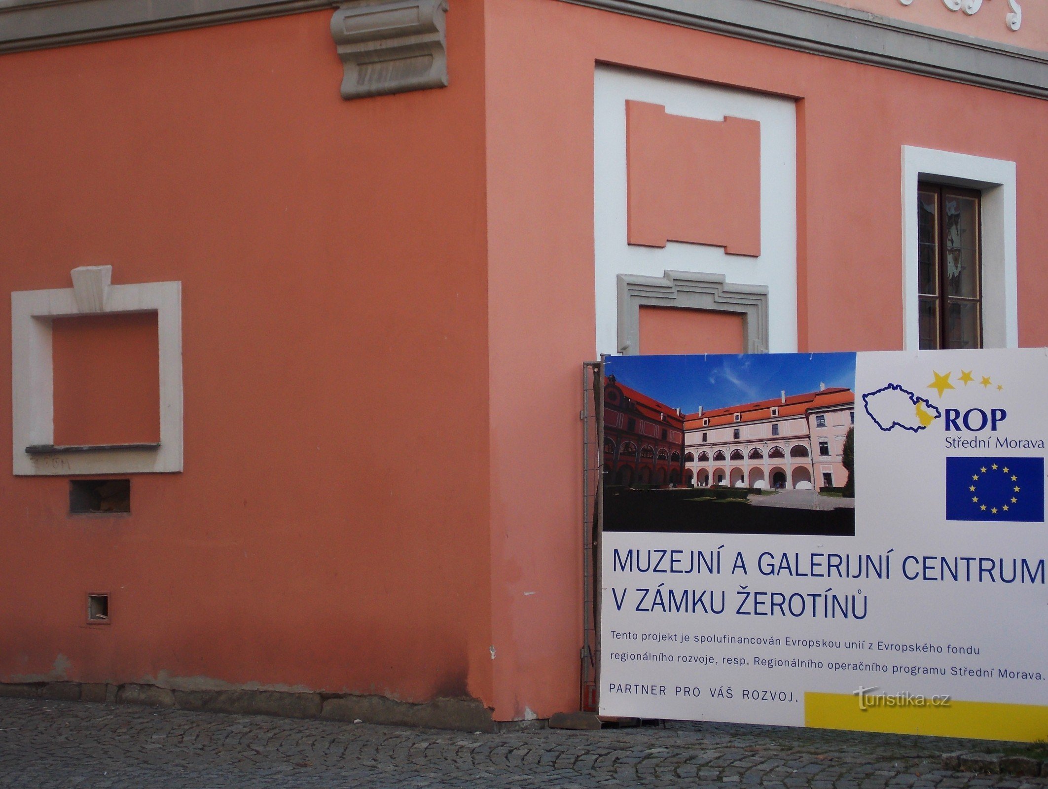 Castillo rosa Žerotín en Valašské Meziříčí