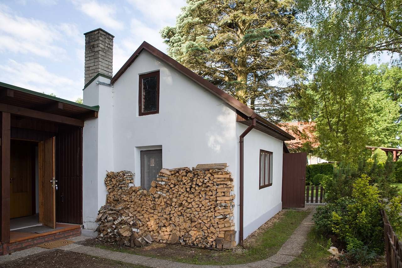 Rybářská chata leží přímo na břehu Staňkovského rybníka