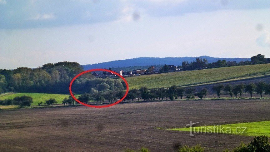 vijver aan de voet van de heuvel - uitzicht vanaf Přelouč