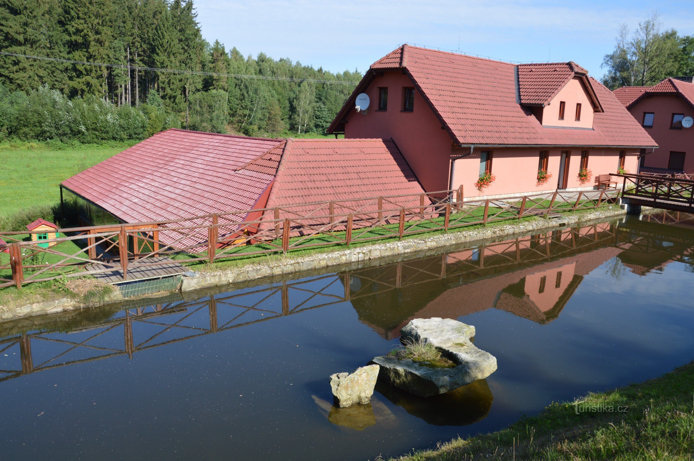 étang au-dessus de la maison d'hôtes