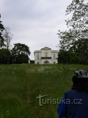 Le château de l'étang de Prostřední rybník