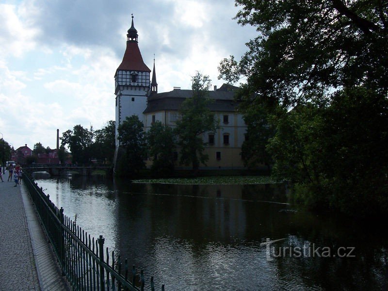 Der Teich umgibt die örtliche Burg