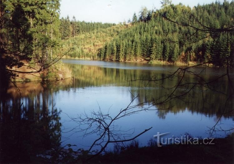 Šušek dam: Den fem hektar store dam fylder Šušek-dalen i den nedre ende af landsbyen Písečná