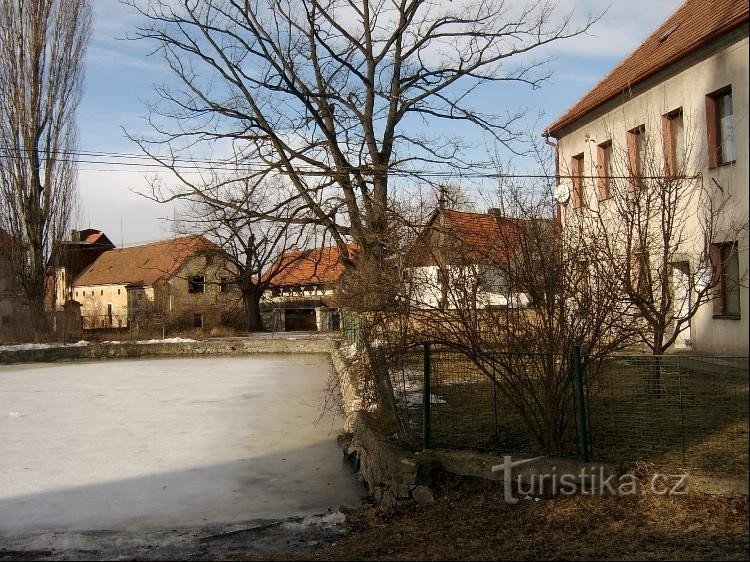 Un étang dans le village de Pšov