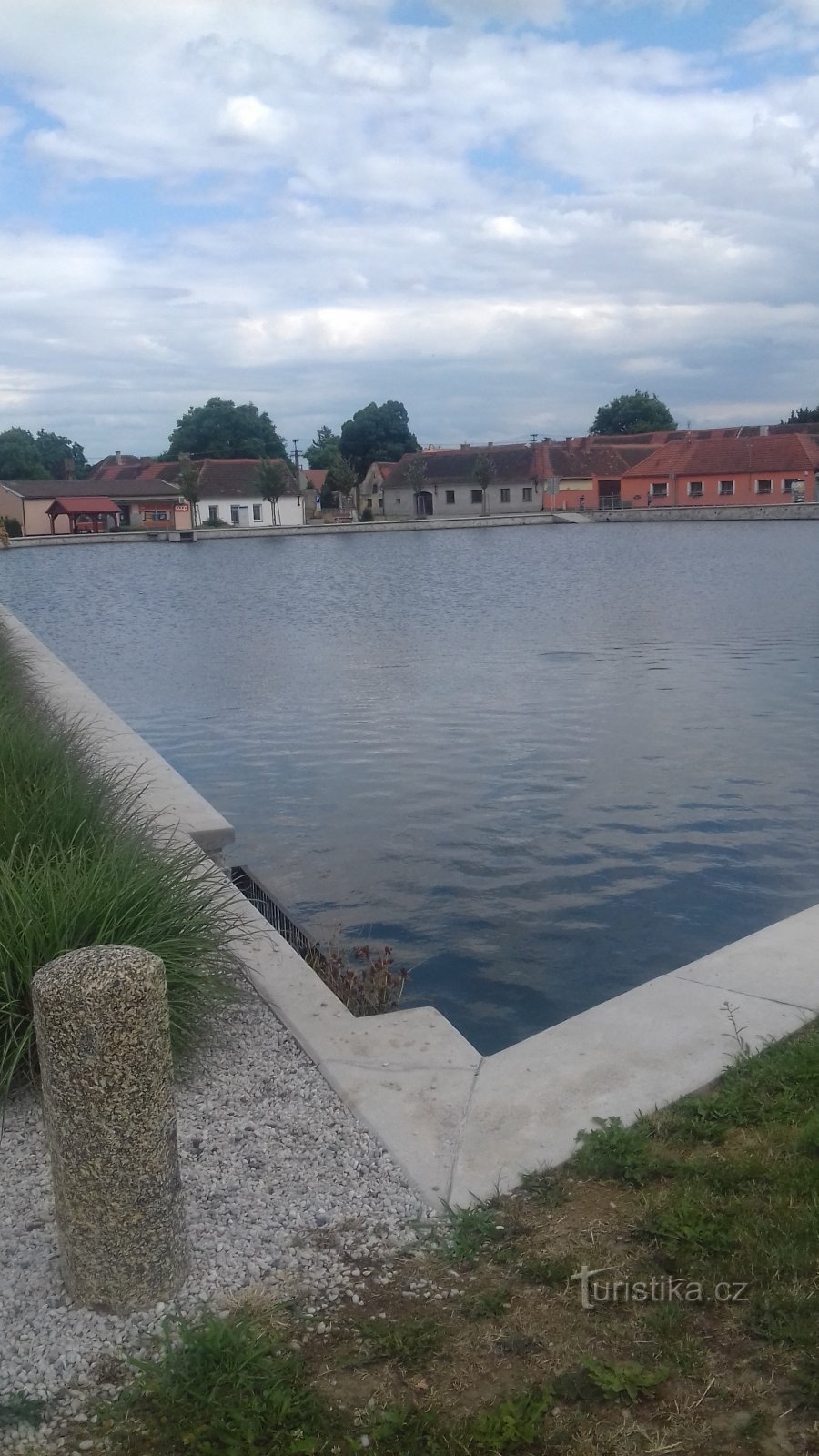 estanque en el centro del pueblo