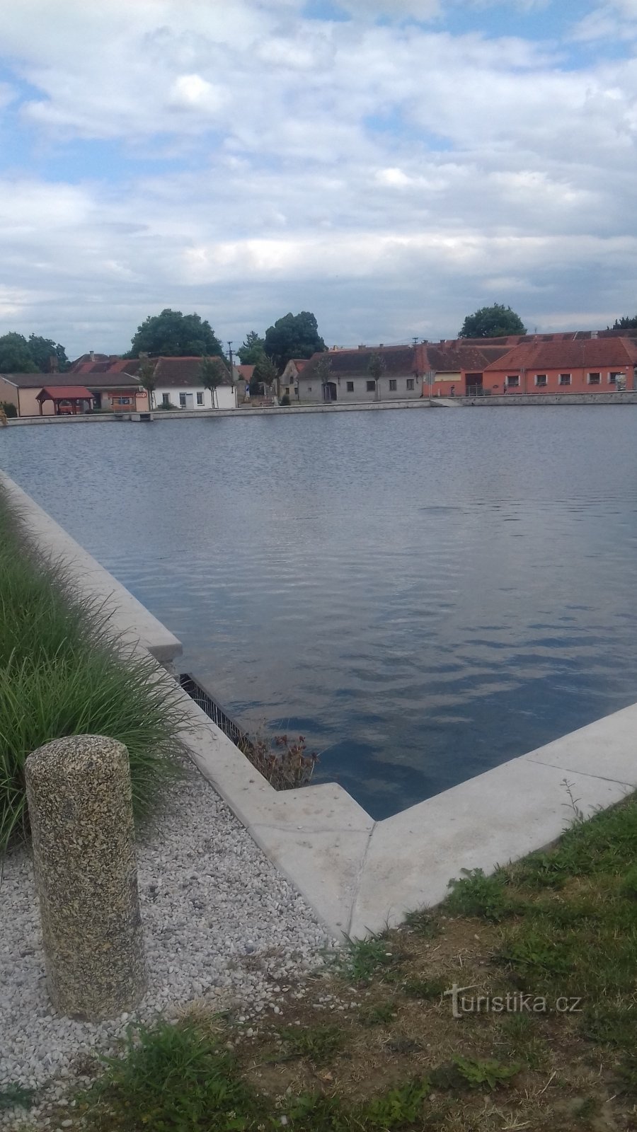 vijver in het centrum van het dorp