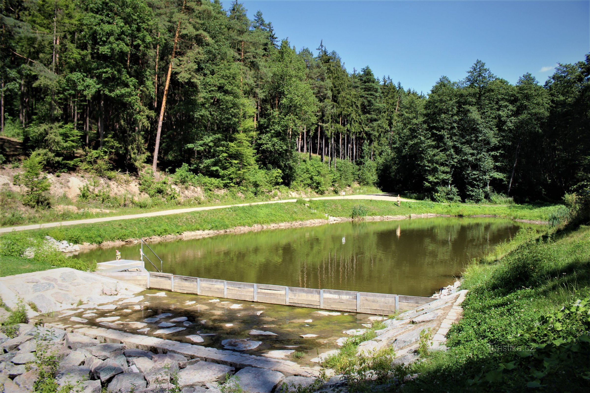 Rakovecký ストリームの谷にある池