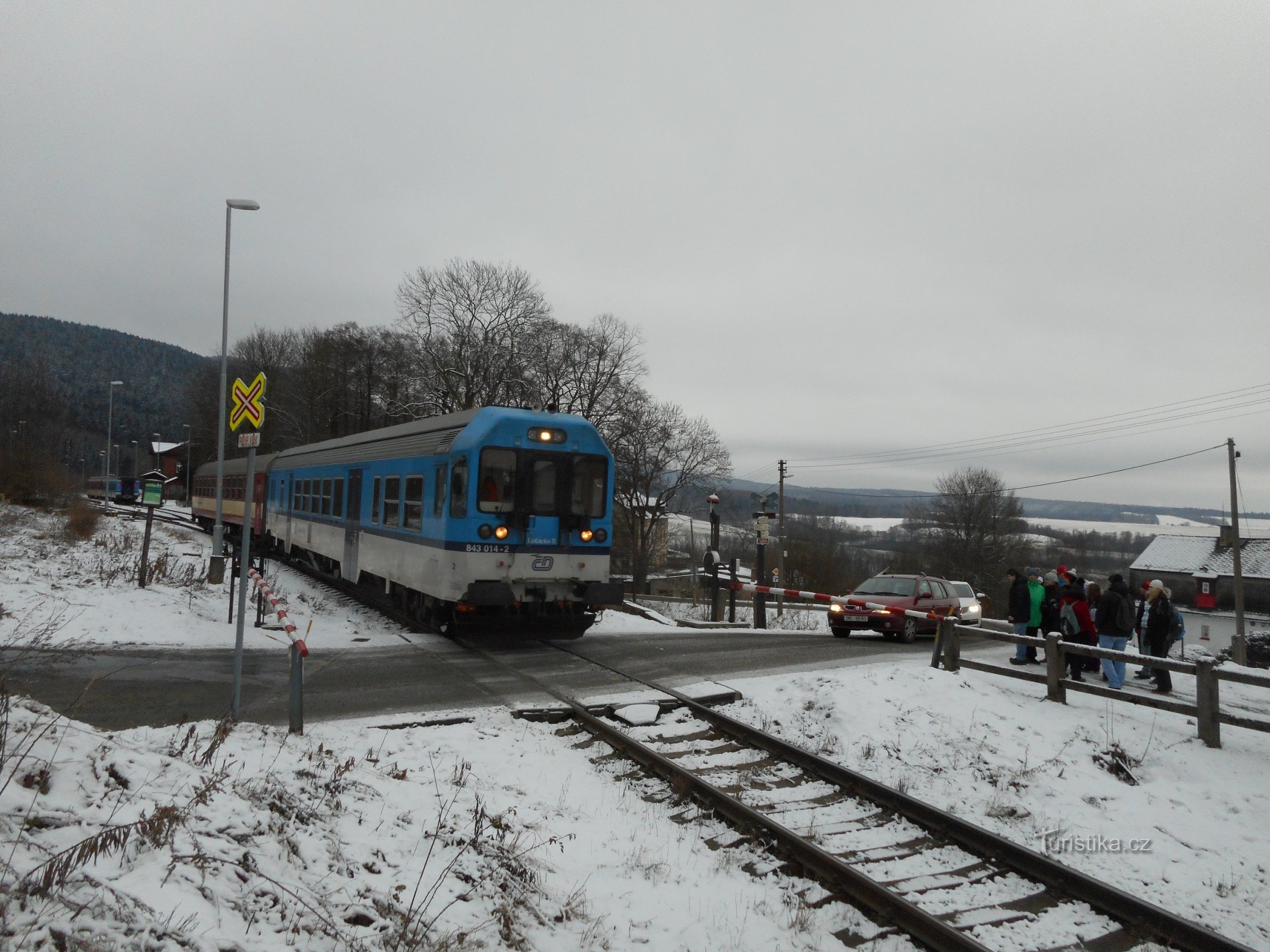 Tren expreso de Liberec a Česká Lípa en Křižany en las barreras mecánicas.