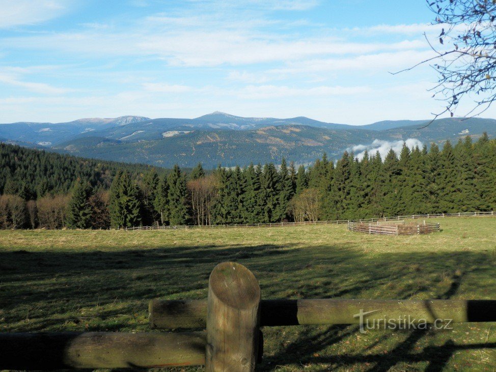 El jardín de flores de Rychorská y el panorama de las montañas orientales de Krkonoše