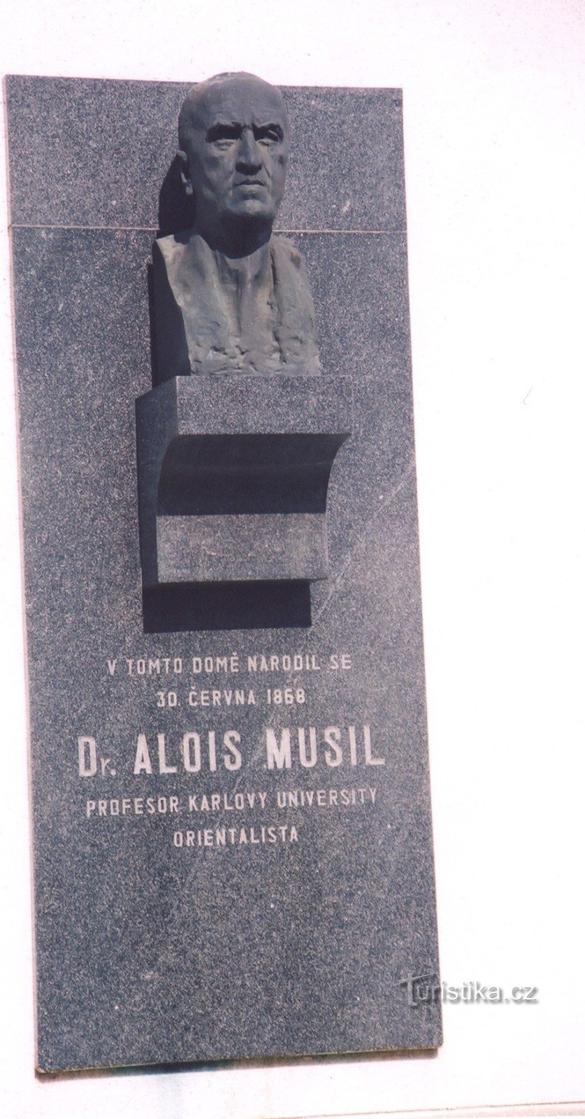 Rychtářov - gedenkplaat met een buste op zijn geboorteplaats