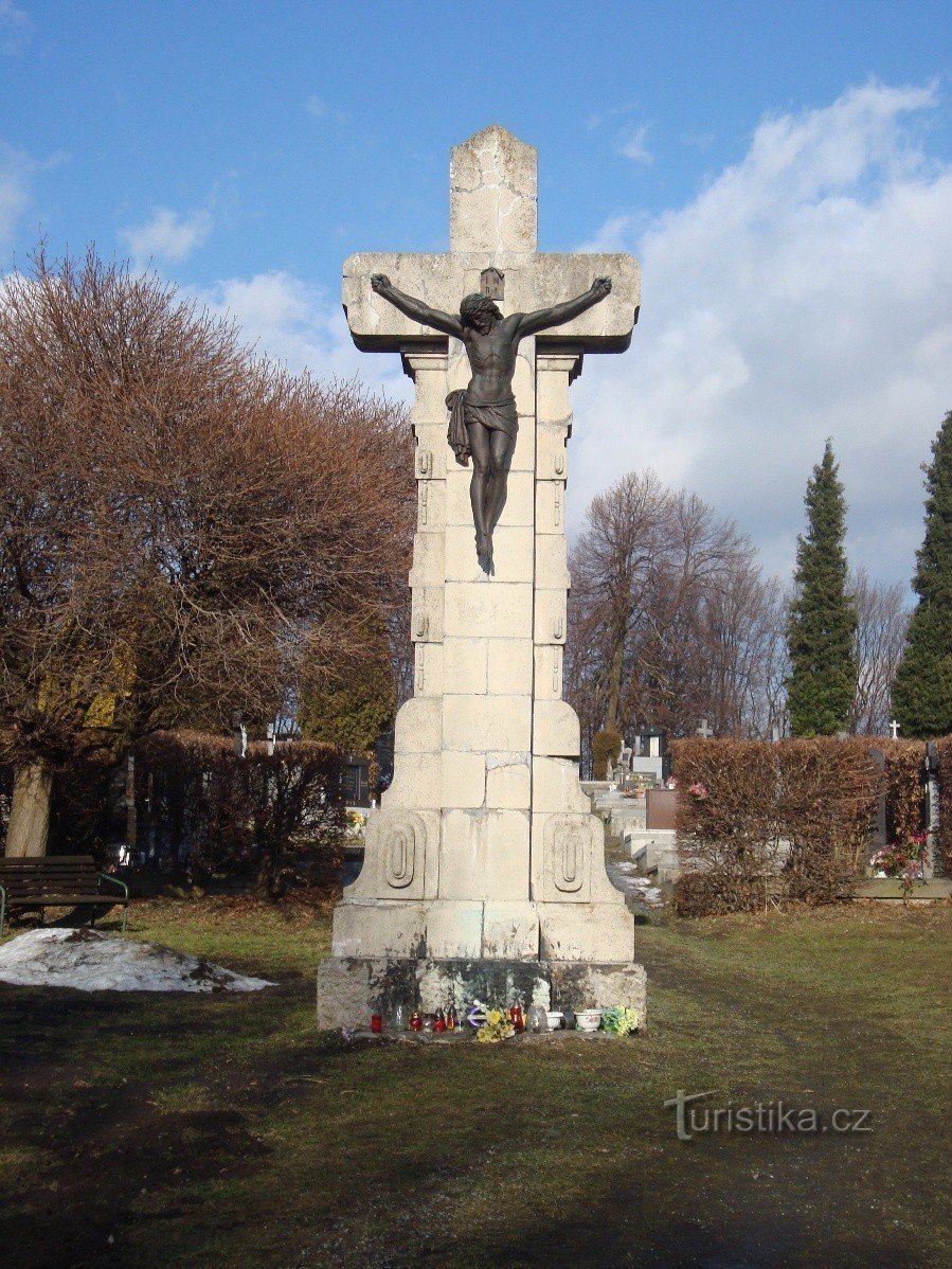 Cimitero di Rýmařov a Lipky-Croce centrale-Foto: Ulrych Mir.