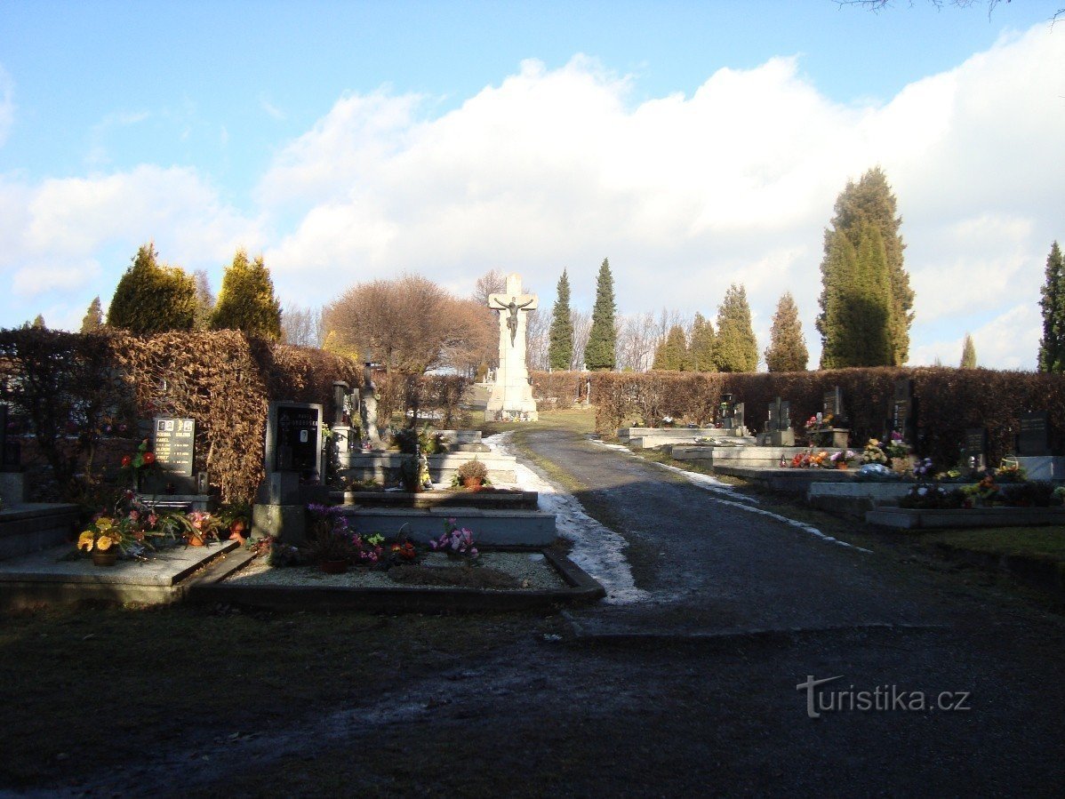 Cementerio Rýmařov en Lipky-cruz central-Foto: Ulrych Mir.