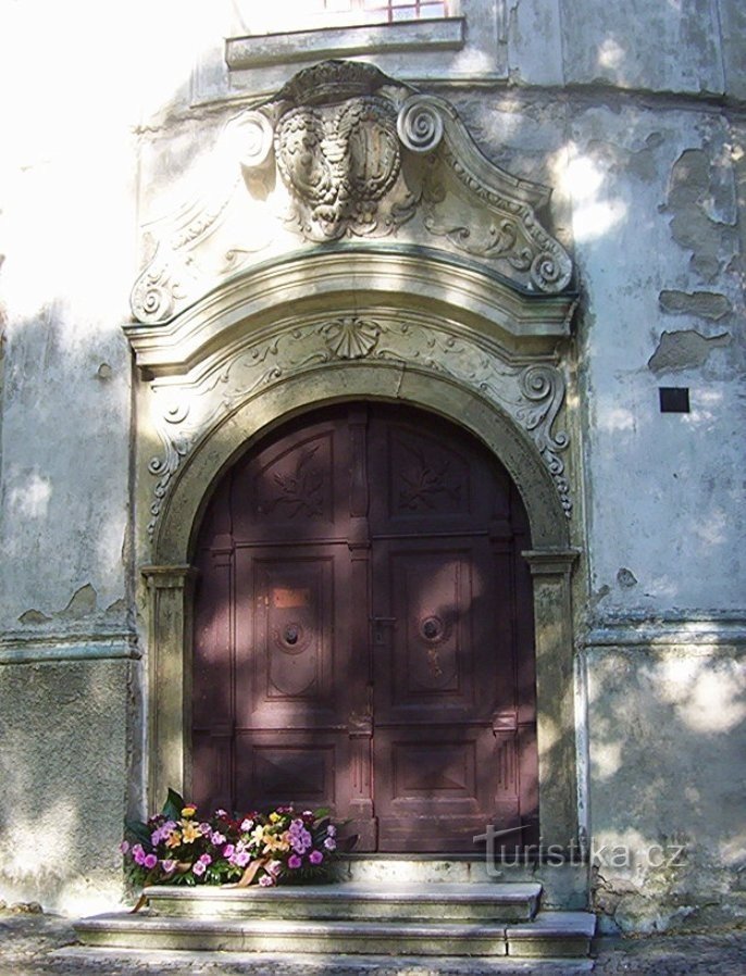 Rýmařov-kapel op bezoek bij pater Maria in Lipky-ingangsportaal-foto: Ulrych Mir.