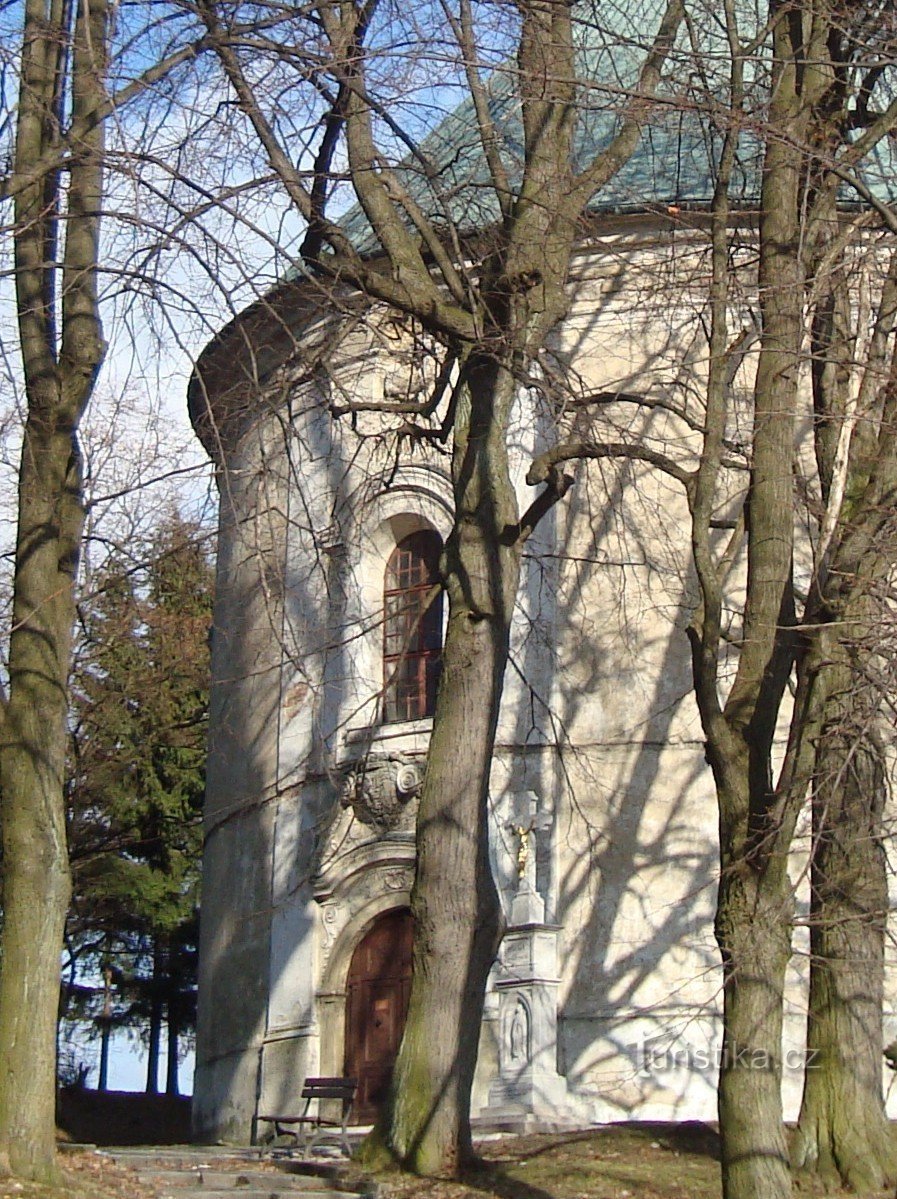 Croix Rýmařov devant la chapelle Visitation du Père Marie à Lipkách-Photo: Ulrych Mir.