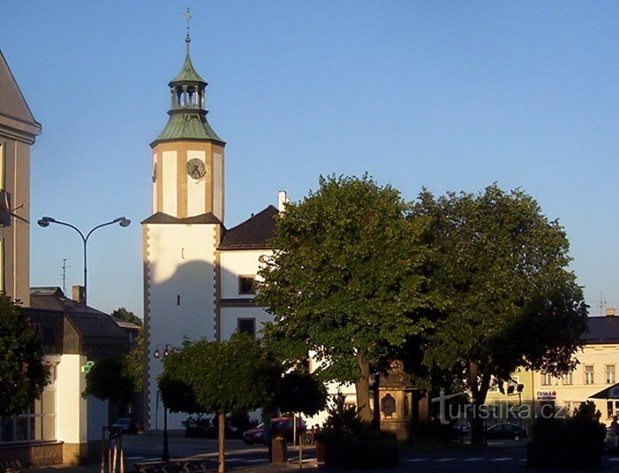 Rýmařov-Míru plein met het stadhuis en de Mariazuil-Foto: Ulrych Mir.