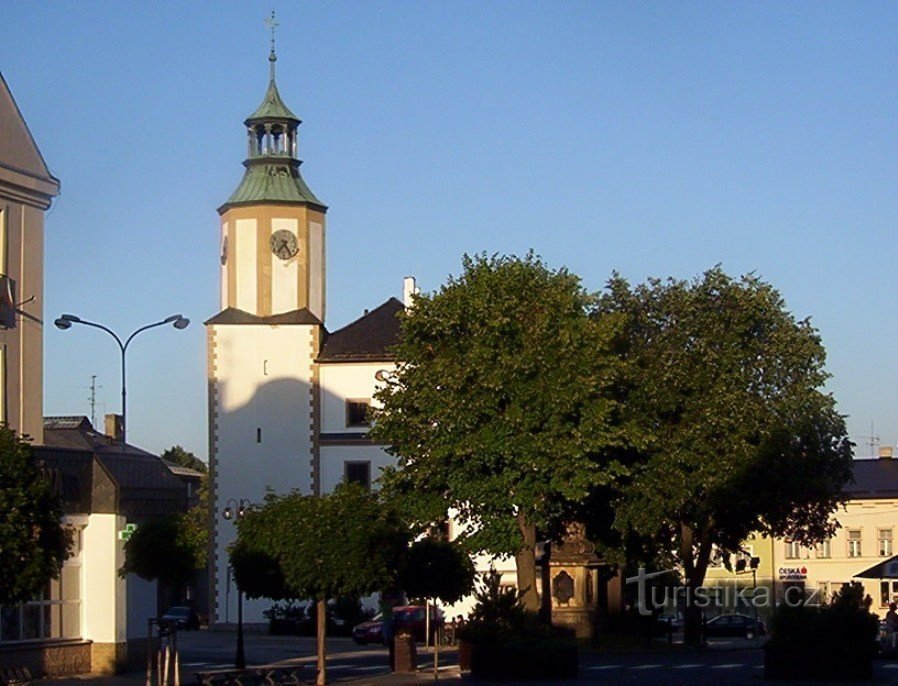 Rýmařov-Míru-Platz mit dem Rathaus und der Mariensäule-Foto: Ulrych Mir.