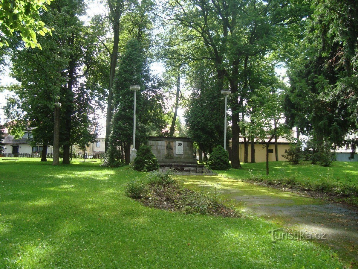 Rýmařov - monumento aos que morreram na Segunda Guerra Mundial - Foto: Ulrych Mir.