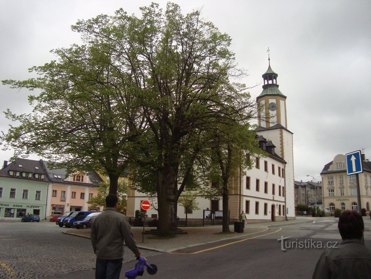 Rýmařova-náměstí Miru com a prefeitura e a estátua de St. John of Nepomuck - Foto: Ulrych Mir.