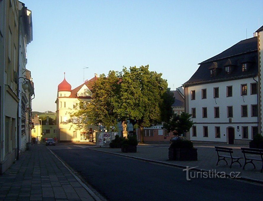 Rýmařova-náměstí Miru avec la mairie et la statue de St. Jean de Nepomuck - Photo : Ulrych Mir.