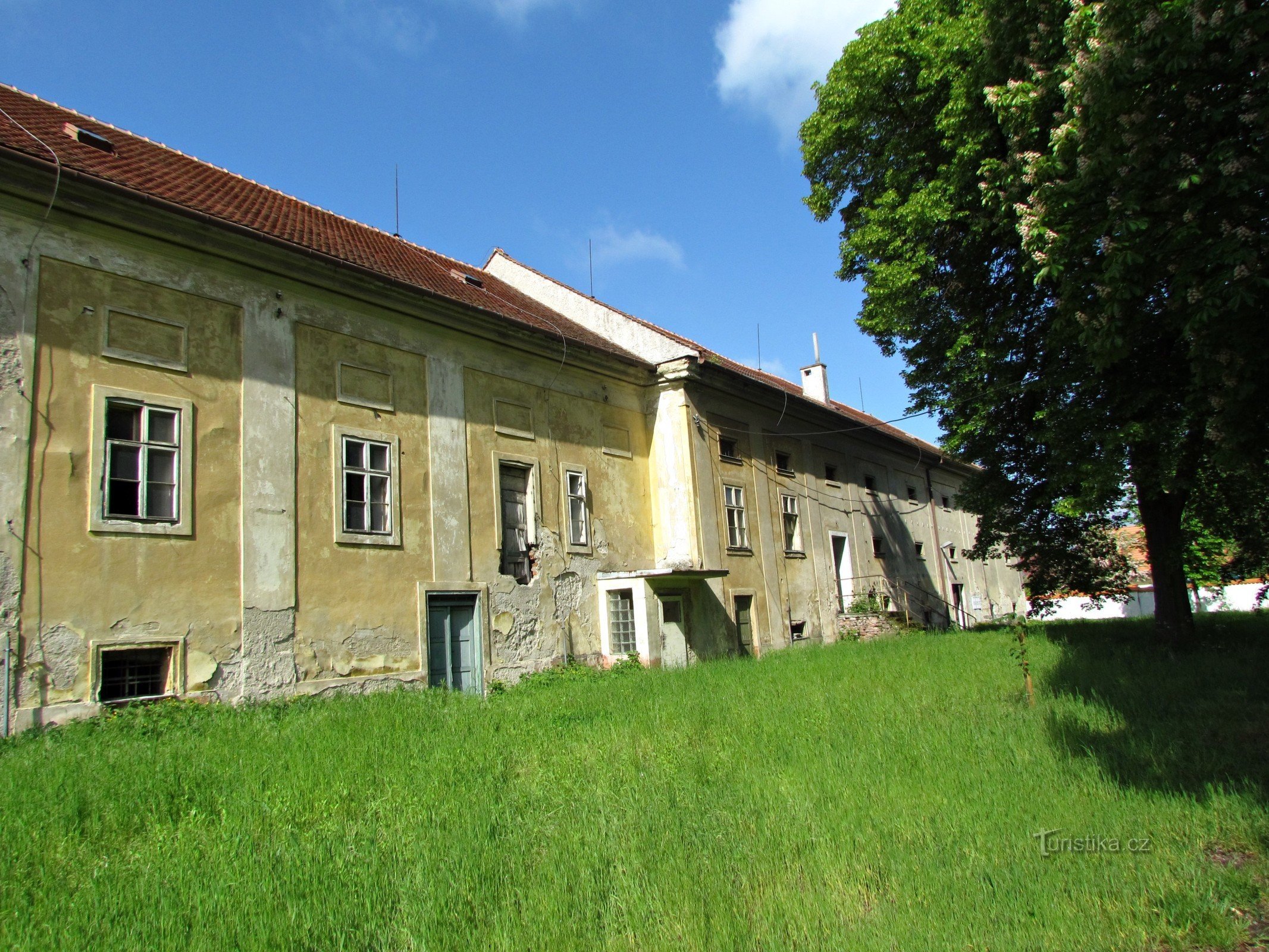 Rymice - barokní sýpka, hospodářský dvůr a socha Dojičky