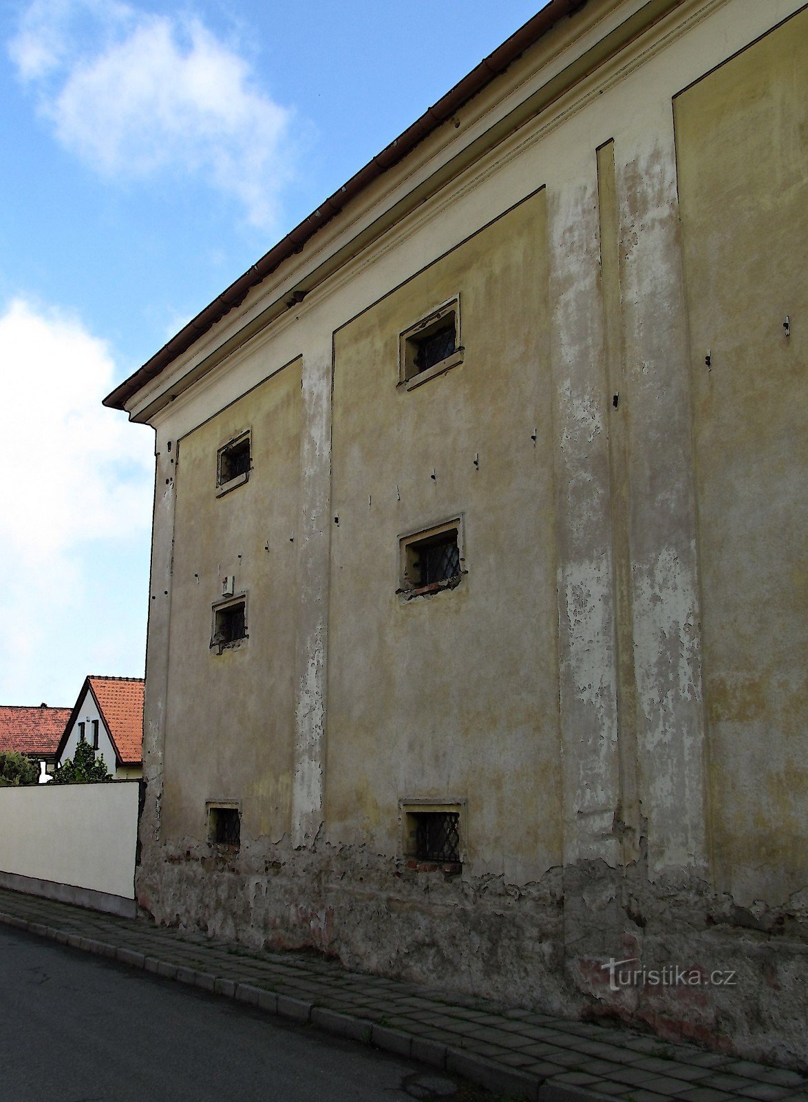 Rymice - barock spannmålsmagasin, bondgård och staty av Milkmaid