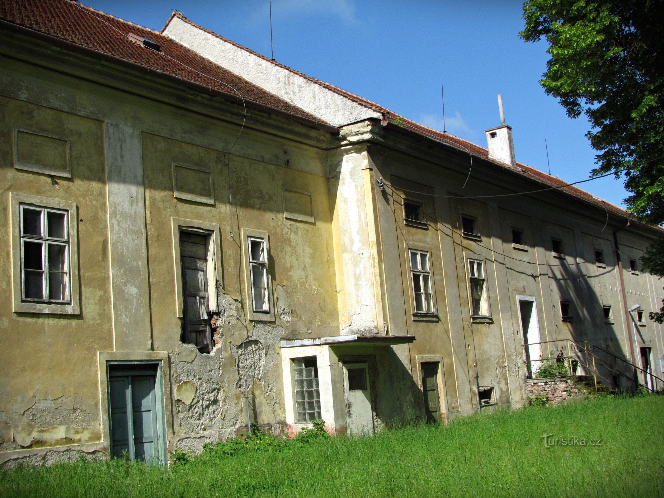 Rymice - barocker Getreidespeicher, Wirtschaftshof und Statue der Milchmagd