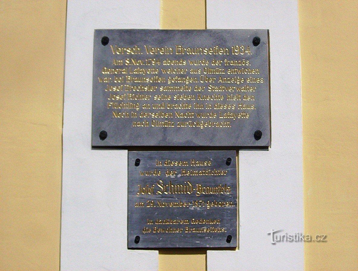 Rice field-Lafayette house-memorial plaques-Photo: Ulrych Mir.