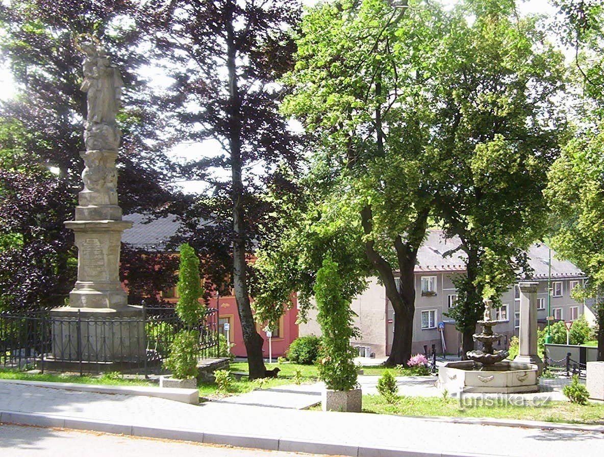 Reisfeld-Quadrat-Barock-Skulptur der unbefleckten Jungfrau Maria und Brunnen-Foto: Ulrych Mir.