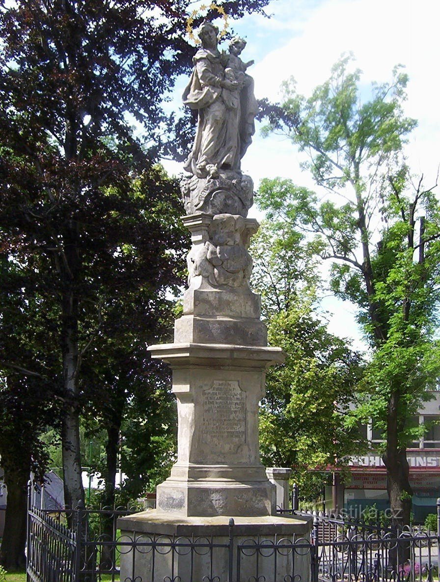 Câmp de orez-pătrat-sculptură baroc a Fecioarei Maria Imaculată-Foto: Ulrych Mir.