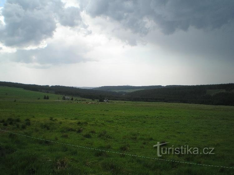 Rijstboerderij: eenzame huisjes, aan de horizon midden in de Auersberg