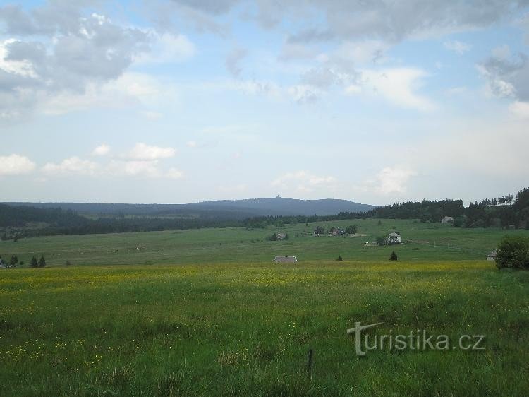 Rýžovna: pohled na vesničku s Fichtelberg v pozadí