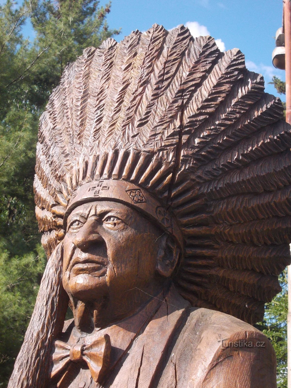 với chiếc mũ của thủ lĩnh danh dự của bộ lạc da đỏ Kickapoo