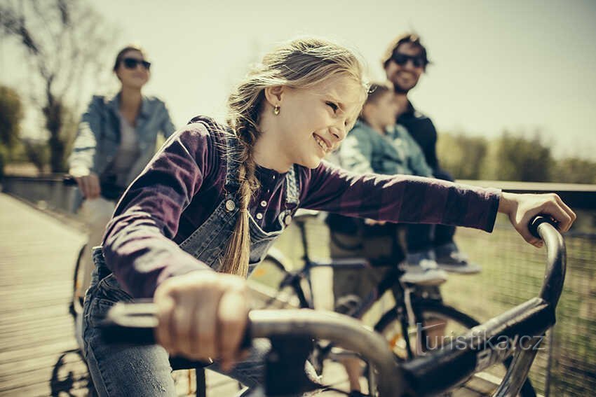 Choisissez des itinéraires moins exigeants avec des enfants. Les voies en aval sont idéales