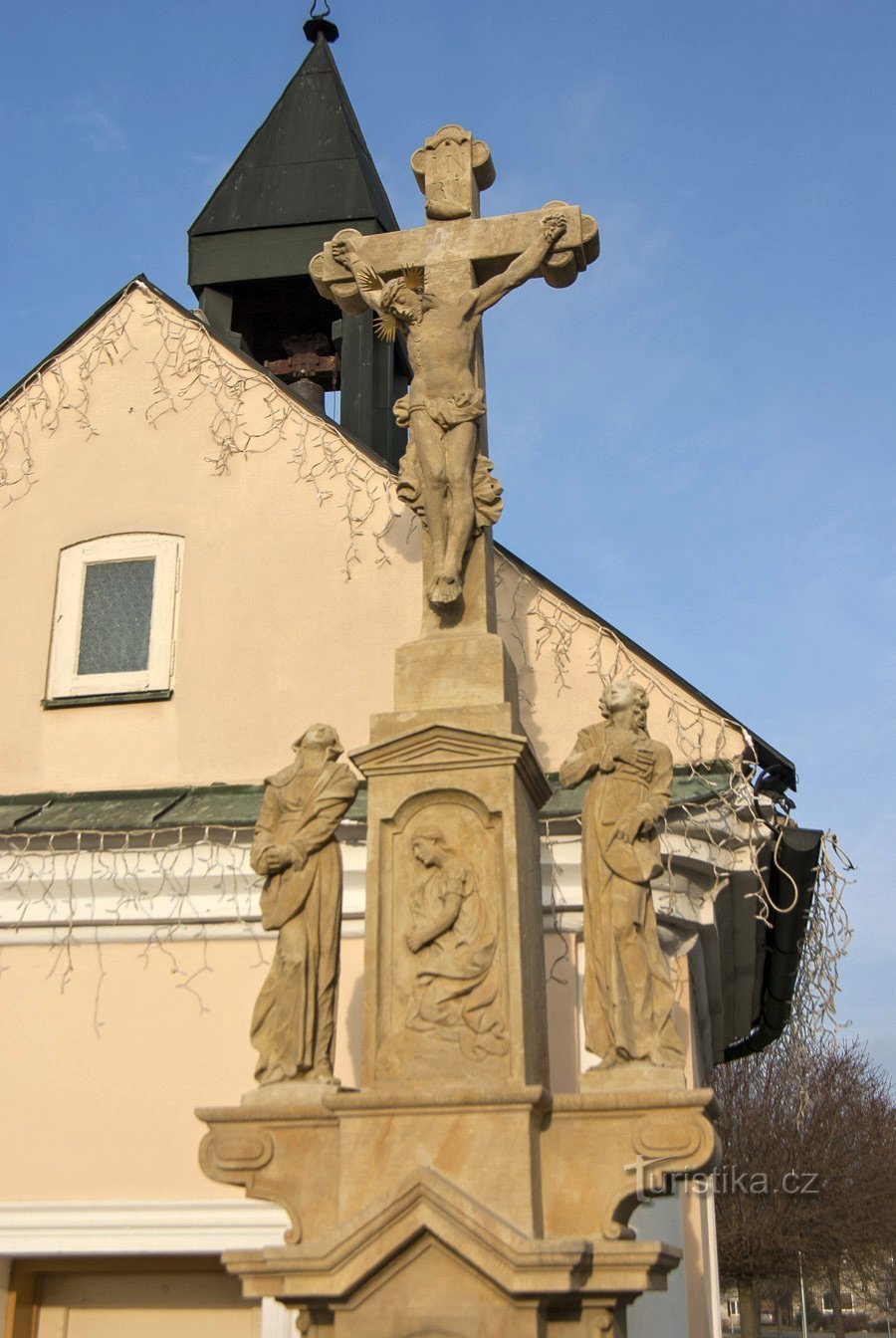 Con la Virgen María, Sta. Juan y el relieve de St. María Magdalena