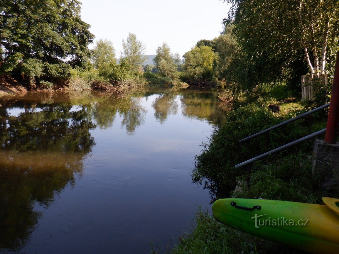 Vi seglade längs floden Úhlava med vårt vett och lite huvud