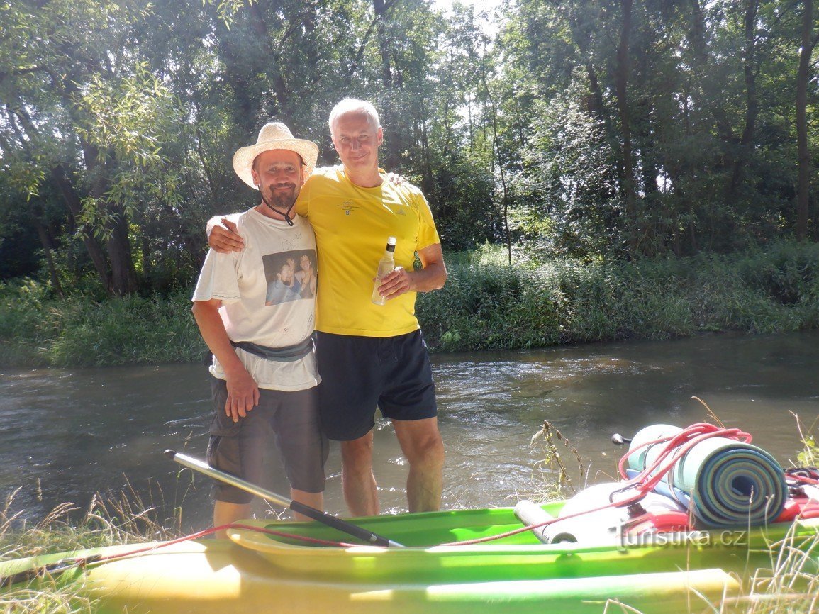 Nous avons navigué le long de la rivière Úhlava avec nos esprits et un peu de tête