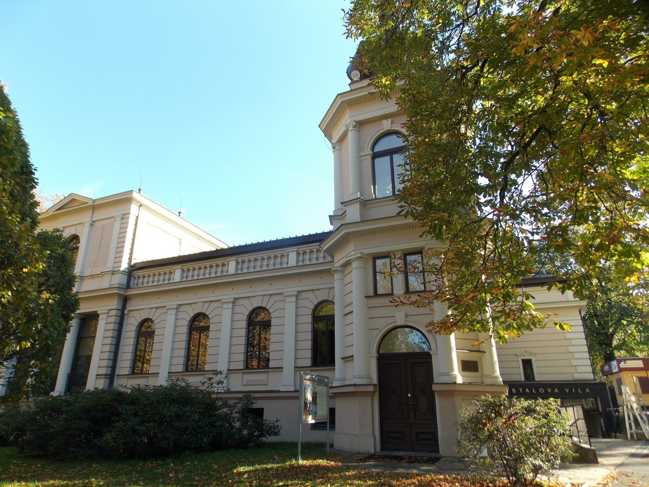 Sad Dr. Edvarda Beneše a Lašské muzeum v Kopřivnici