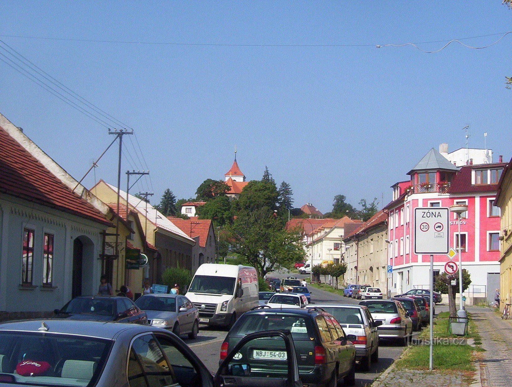 Calle Sadská-Kostelní con la iglesia de San Apollinaire de 1365 después de la reconstrucción en 1739 de