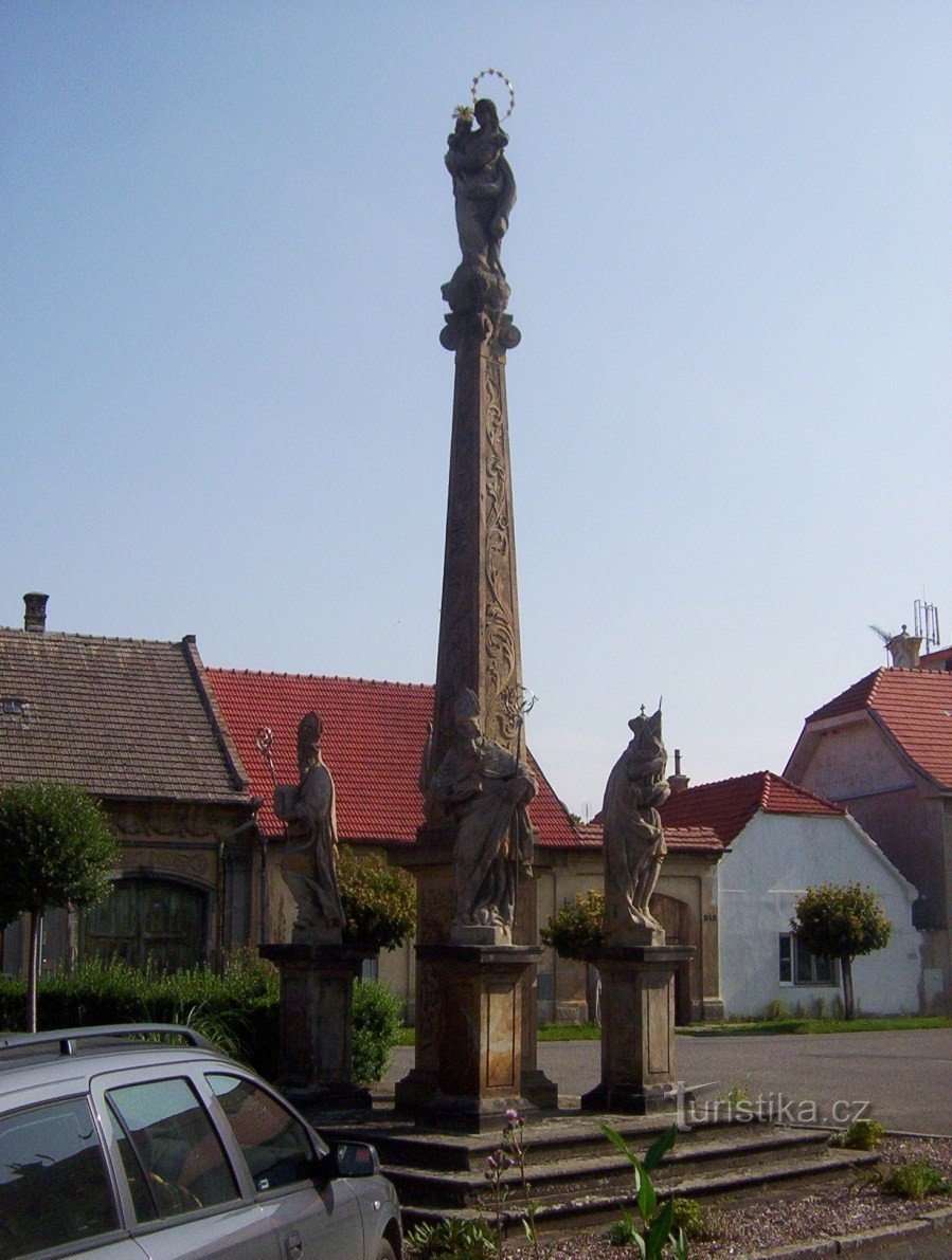Sadská-Palackého náměstí-Marian column from 1748-Photo: Ulrych Mir.
