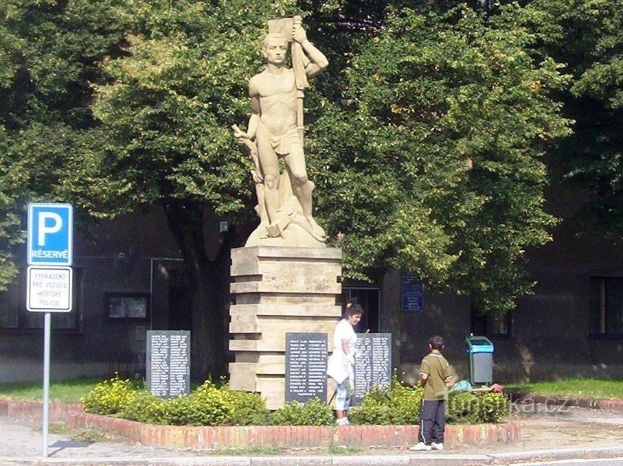 Sadská-Palackého náměstí-monument aux victimes de la Première Guerre mondiale-Photo : Ulrych Mir.