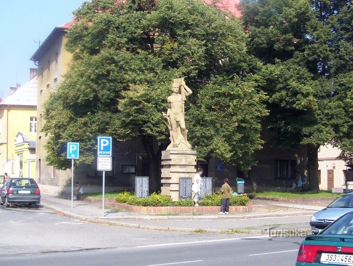 Sadská-Palackého náměstí-monumento a las víctimas de la Primera Guerra Mundial-Foto: Ulrych Mir.