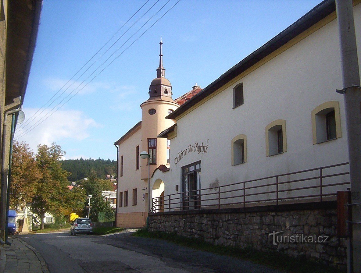 Self-prints-foytství (graščinsko dvorišče) in Bablerjev trg z ulice Vybíralová – fotografija: Ulrych Mir.