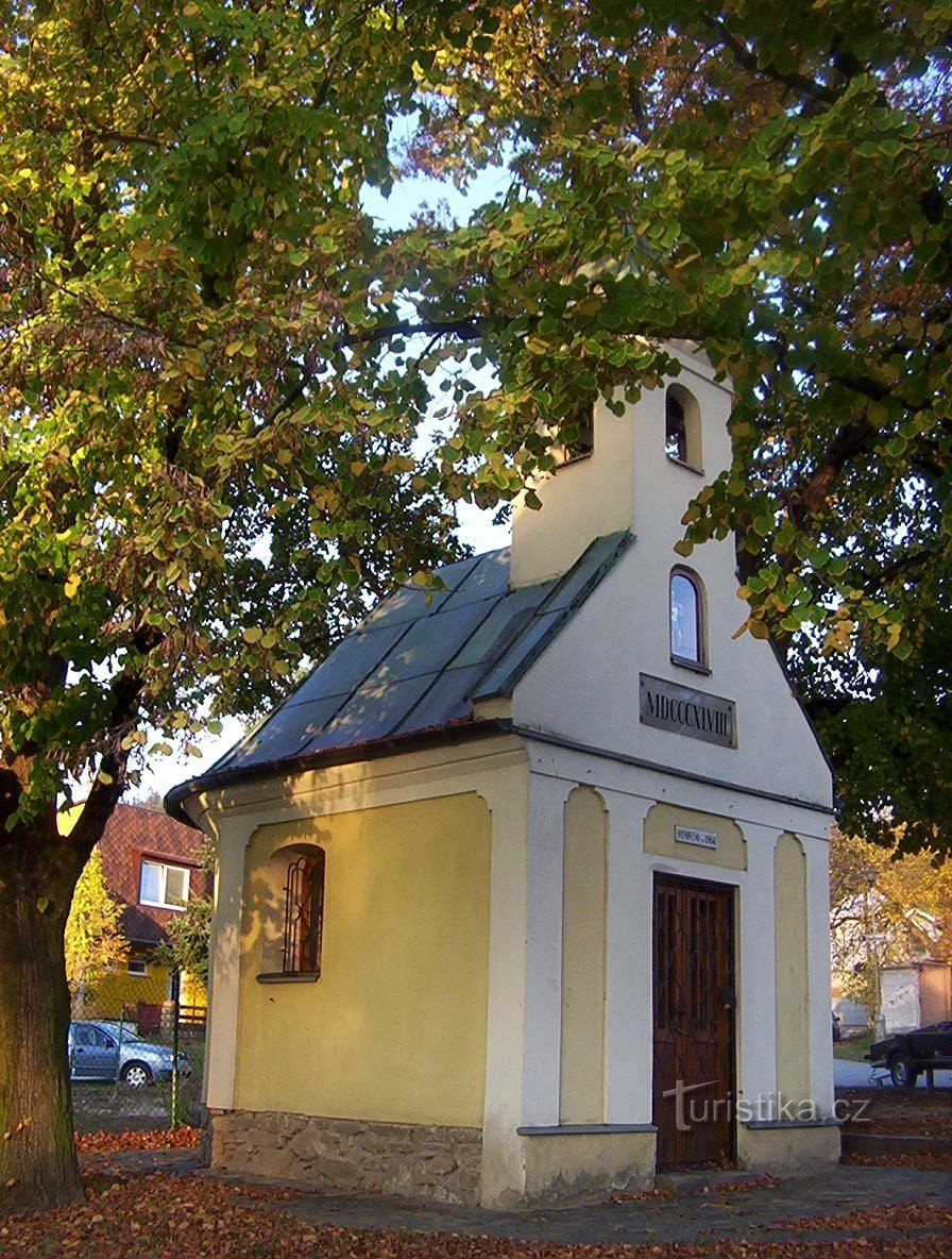 Auto-stampe-cappella nel villaggio-Foto: Ulrych Mir.