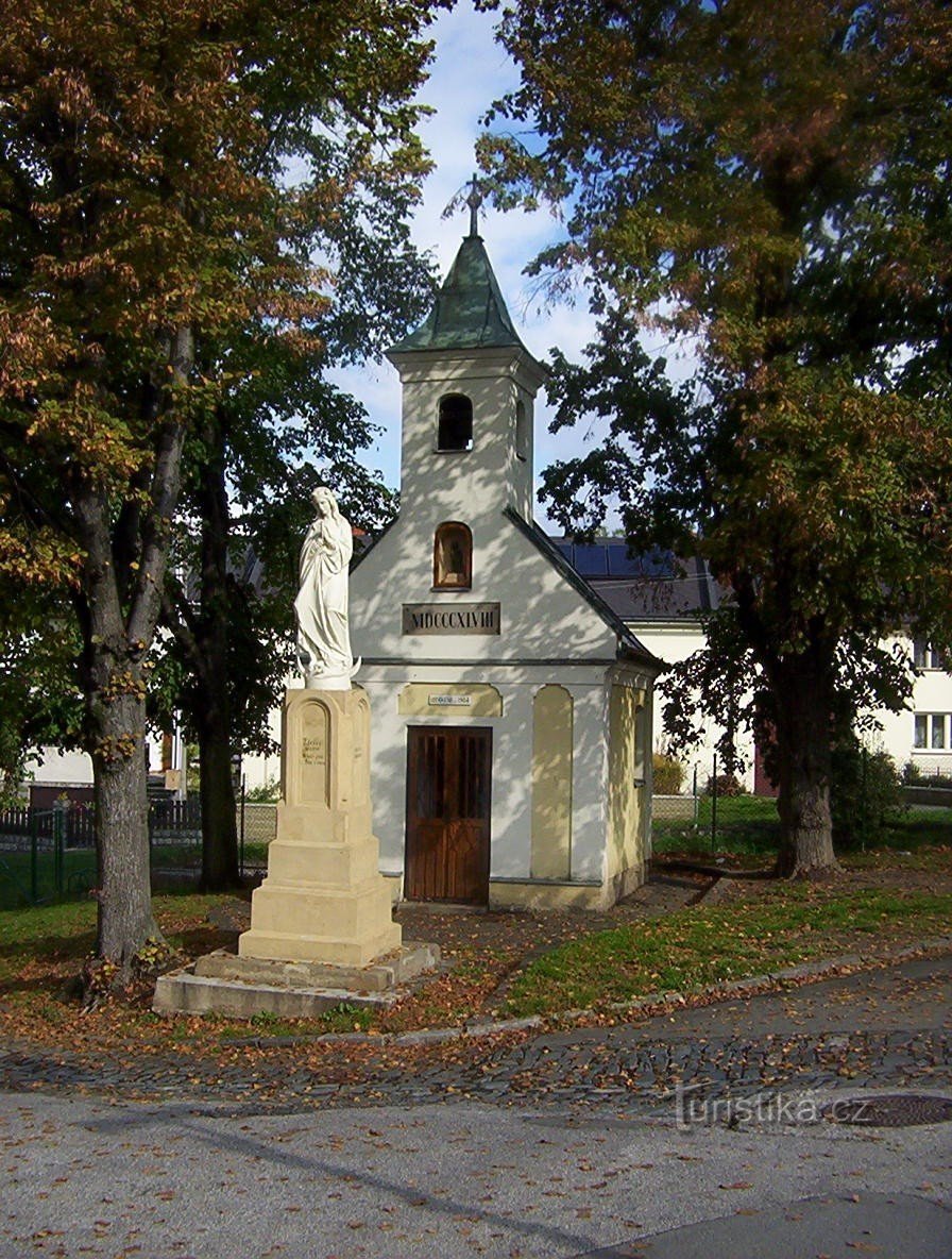 Autoprinturi - capela din 1730 și o statuie a Fecioarei Maria - Foto: Ulrych Mir.