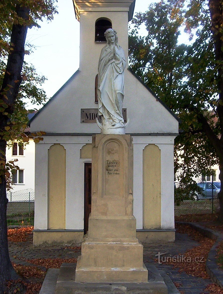 Autoimpronte - statua della Vergine Maria nel villaggio davanti alla cappella - Foto: Ulrych Mir.