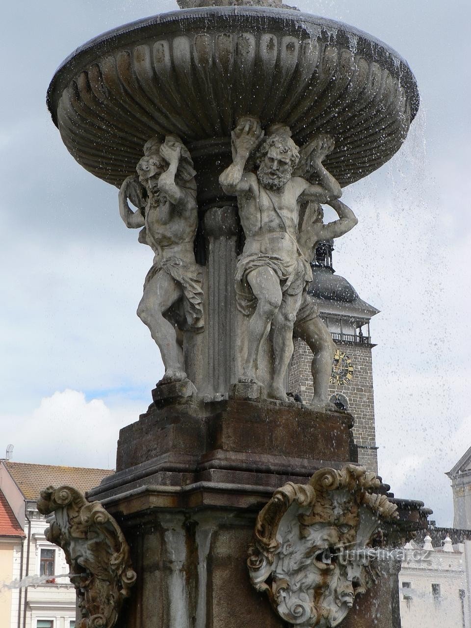 参孙喷泉，亚特兰蒂斯人的雕像
